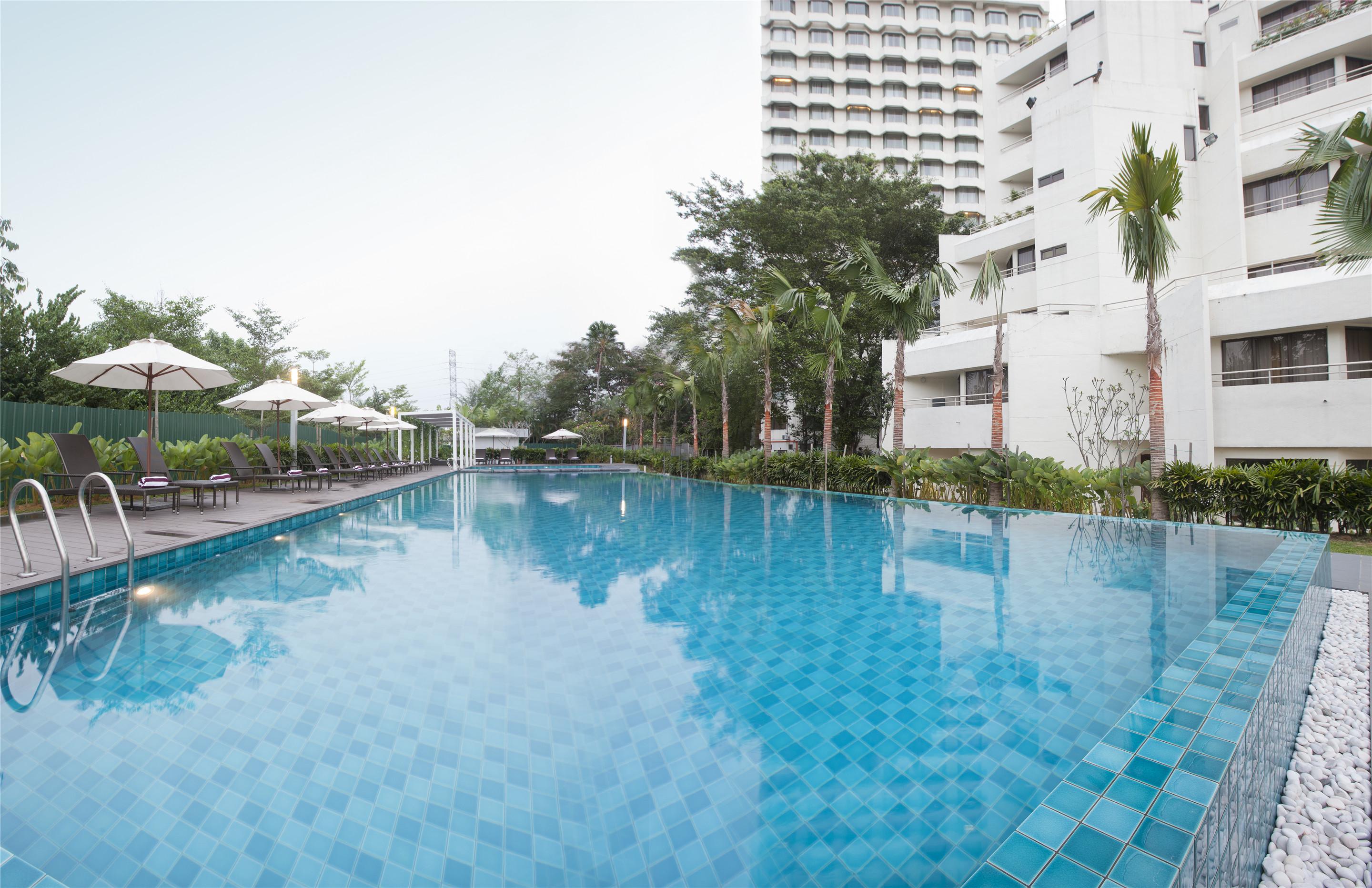 Dorsett Grand Subang Hotel Subang Jaya Kültér fotó The pool at the Royal Thai Police Club