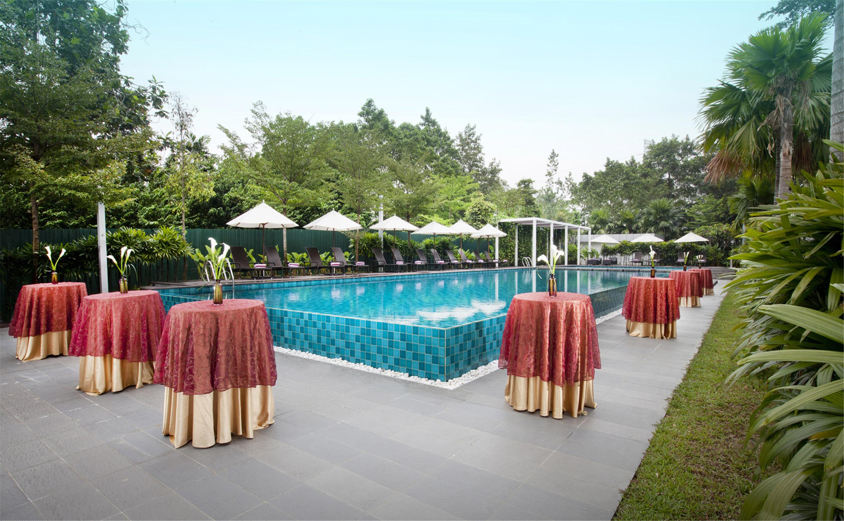 Dorsett Grand Subang Hotel Subang Jaya Kültér fotó The pool at the hotel