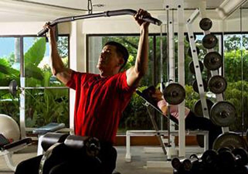 Dorsett Grand Subang Hotel Subang Jaya Létesítmények fotó A man using a lat pulldown machine