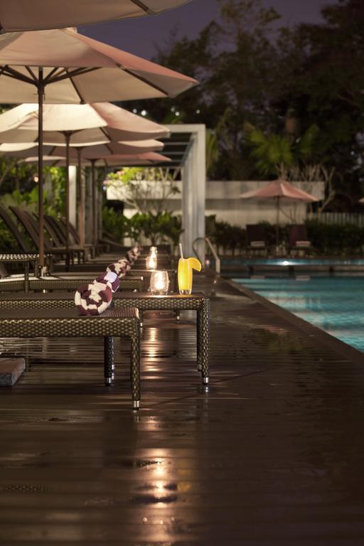 Dorsett Grand Subang Hotel Subang Jaya Kültér fotó The swimming pool at the hotel