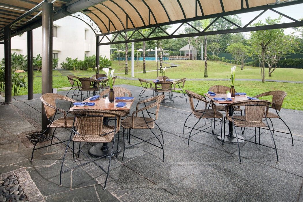 Dorsett Grand Subang Hotel Subang Jaya Kültér fotó The outdoor dining area at the hotel