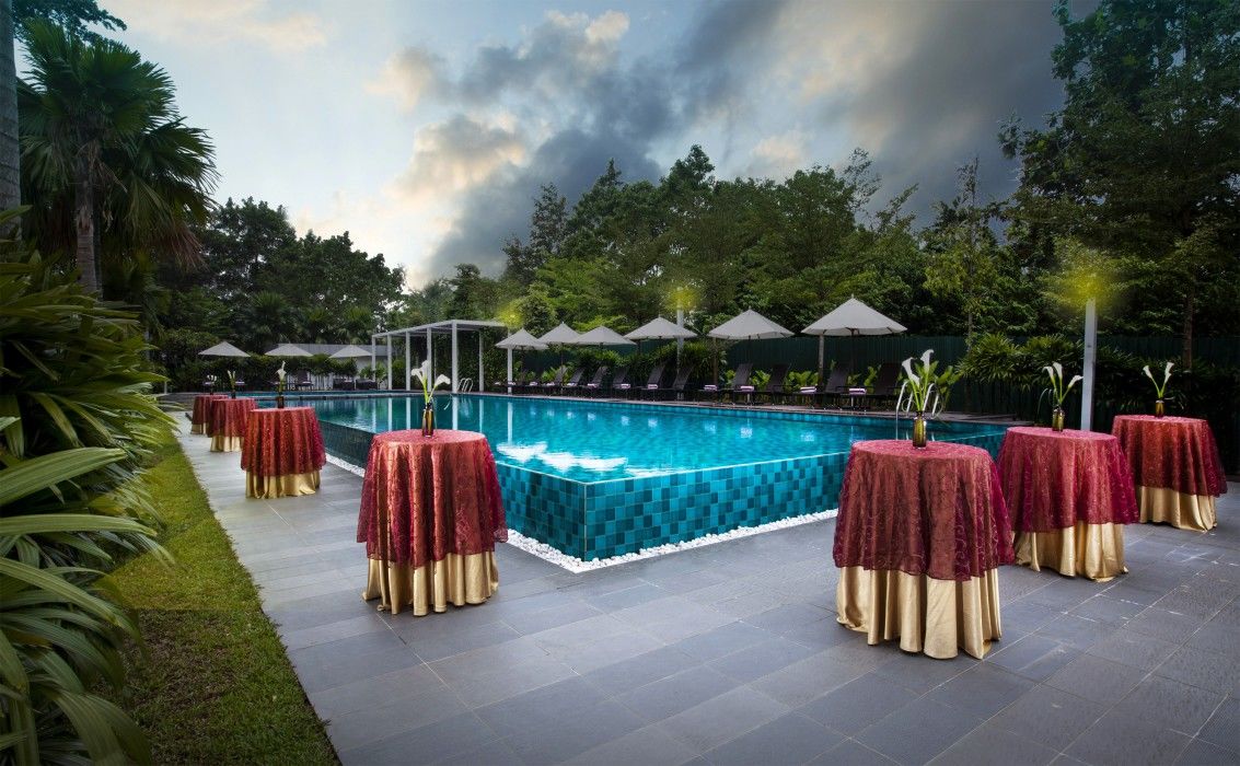 Dorsett Grand Subang Hotel Subang Jaya Kültér fotó The swimming pool at the hotel