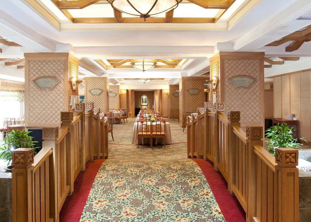 Dorsett Grand Subang Hotel Subang Jaya Étterem fotó The interior of the restaurant
